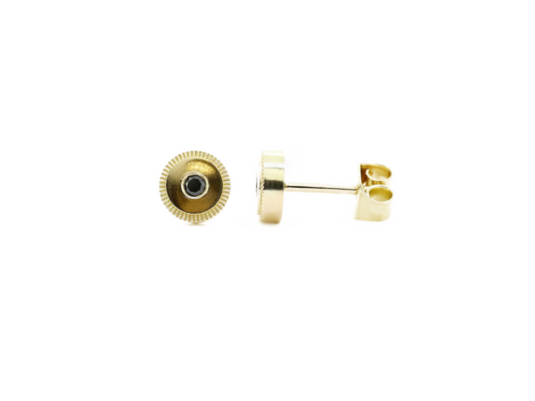 Nappikorvakorut mustilla timanteilla