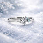 1200x1200_1173427_Cerise Lumi sormus laboratoriotimantti valkokulta engagement ring lab grown diamond sininen timantti koko 15.25