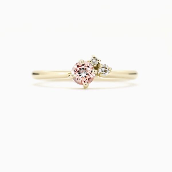 1200x1200_167430_Cerise sormus persikka sahmapanja safiiri valkokulta engagement ring diamonds