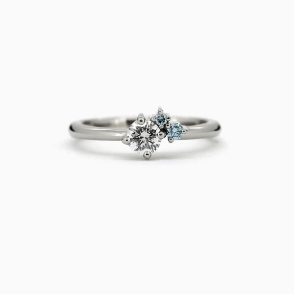 1200x1200_65112_Cerise Lumi sormus laboratoriotimantti valkokulta engagement ring lab grown diamond sininen timantti