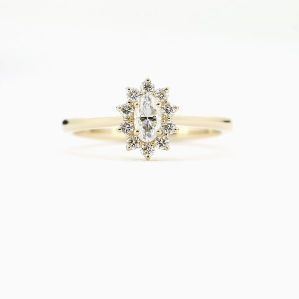 1200x1200_390797_Celestine Halosormus keltakulta halo engagement ring ovaali moissaniitti moissanite 1200x1200_390797_Celestine Halosormus keltakulta halo engagement ring ovaali moissaniitti moissanite