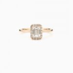 300x300_106904_Gabrielle halosormus smaragdihiontainen laboratoriotimantti lab grown emerald cut halo engagement ring_1