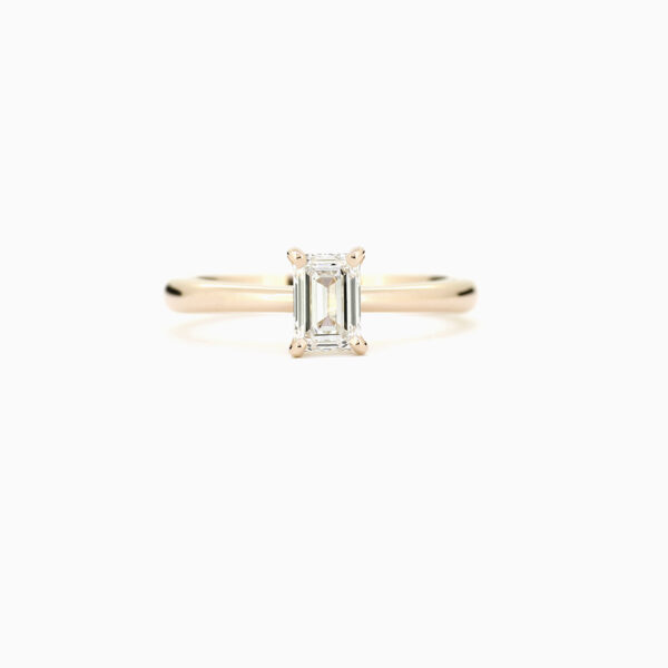 elegantsmaragdihiontainentimanttisormus1 elegantsmaragdihiontainentimanttisormus1